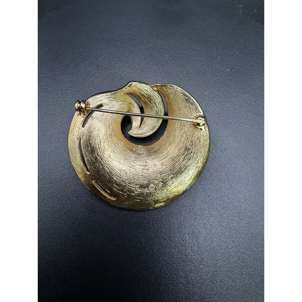 Crown Trifari Vintage Gold Tone Swirl‎ Brooch Textured Spiral Pin Mid Century